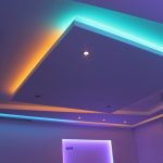 Tira de LED en el diseño de la iluminación de un techo de dos niveles