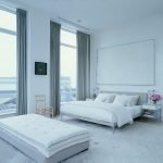 Cortinas grises en un interior blanco.