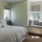 Asiento con cajones junto a la ventana