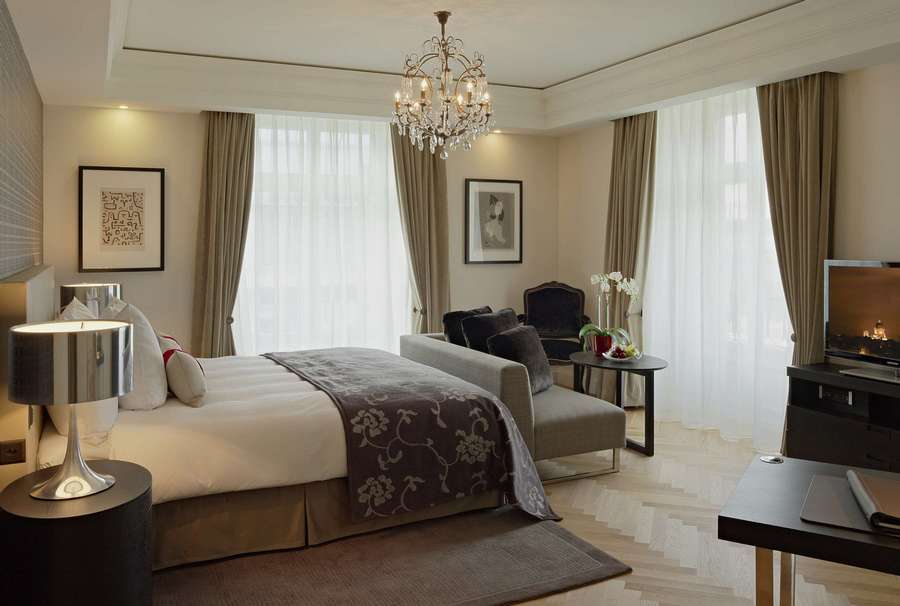 Dizajn spavaće sobe s dva prozora