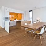 Cocina blanca en el diseño del apartamento.