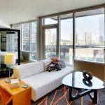Apartamento con grandes ventanales.