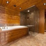 Ducha al lado del baño