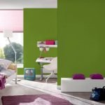 Paredes verdes y elementos brillantes