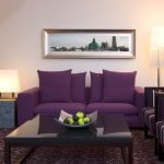 La combinación de colores en los muebles.