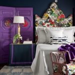 Pantalla brillante junto a la cama