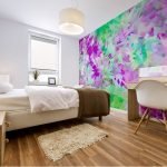 Brillante papel tapiz fotográfico en el dormitorio