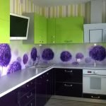 Delantal con flores moradas