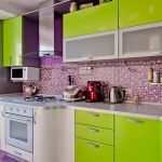Cocina en colores verde y morado.
