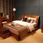 Maletas junto a la cama
