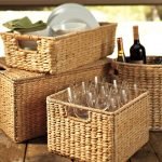 Cestas para almacenar vino y utensilios.
