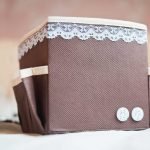 Caja marrón decorada con encaje