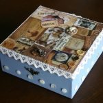 Caja azul decorada con encaje