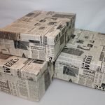 Periódico como decoración de cajas de almacenaje