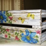 Caja decorada con flores.