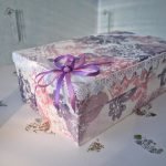 Decoración de caja con decoupage y cinta de raso