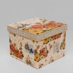 Caja con flores naranjas y amarillas