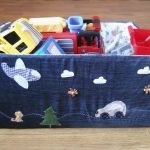 Jeans viejos en el diseño de una caja para guardar juguetes