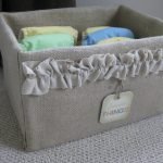 Caja gris con cosas