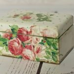 Caja blanca con rosas