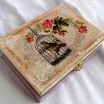 Cuadros de decoupage con una imagen de un pájaro en una jaula