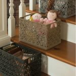 Tres cajas en los escalones