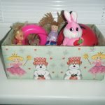 Caja con juguetes infantiles.