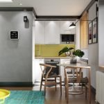La combinación de muebles blancos y un delantal amarillo en la cocina.