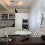 Sillas blancas y mesa en la cocina