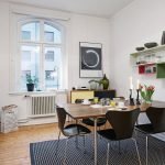 Estantes sobre la mesa