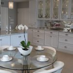 Orquídea sobre la mesa