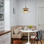 Rincón de cocina con mesa blanca