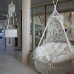 Silla colgante en la sala de estar