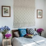 Jarrones con flores junto a la cama