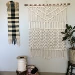 Silla con flor cerca de la pared