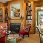 Estantes con libros a los lados de la chimenea.