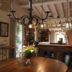 Araña con velas sobre la mesa