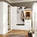 Muebles blancos en el pasillo.