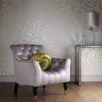 Papel pintado con elementos plateados