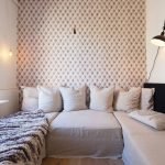Varios tipos de papel tapiz en el dormitorio