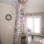 Árbol en el centro de la habitación.