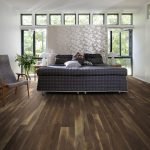 Cubierta de parquet en la sala de estar