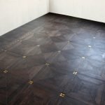 Parquet modular oscuro