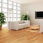 Sala de estar con sofá blanco