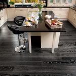 Parquet negro en la cocina