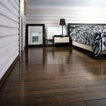 Parquet marrón en el dormitorio
