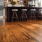 Parquet en el diseño de una gran cocina.