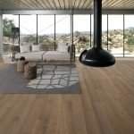 Tablero de parquet en el diseño de la sala de estar con ventanas en el piso