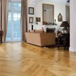 Sala de estar con un gran ventanal