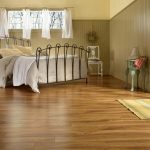 Amplio dormitorio con piso de parquet